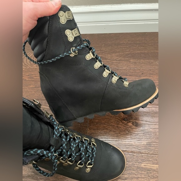 Joan of Artic Sorel Wedges - Black with Blue Laces, Winter Boots, Wedge - Picture 11 of 11